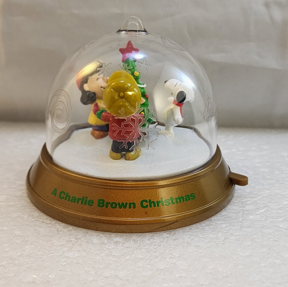 BlockBuster 1999 Peanuts Celebration Mechanical Spin Globe Ornament